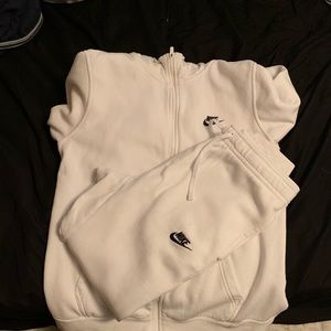 Nike jogging outfit